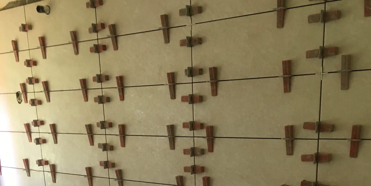 Posa piastrelle con distanziatori autolivellanti professionali a Perugia