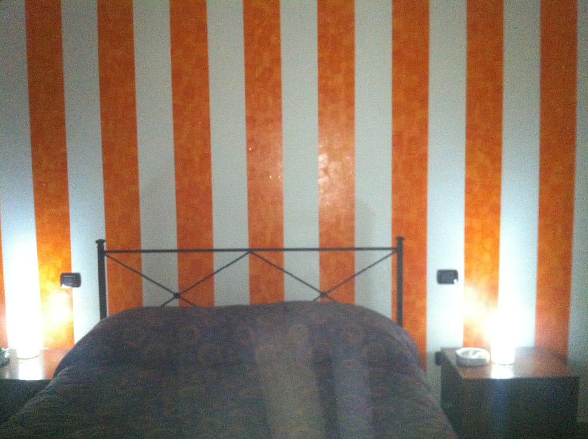 Decorazione artistica a righe materiche arancio e bianco Umbria