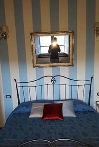 Camera da letto decorata a fasce colorate Assisi