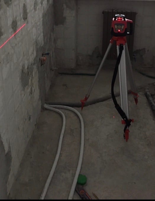Utilizzo di livella laser professionale per massima precisione in cantiere a Perugia