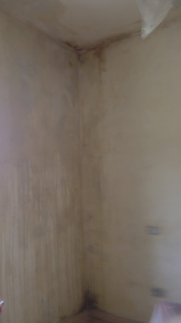 Muro sporco di fumo prima della bonifica-tinteggiatura a Bastia Umbra