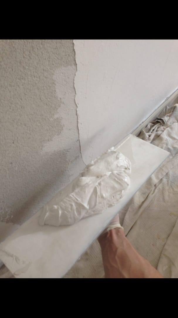 Rasatura effetto liscio su intonaco grezzo.