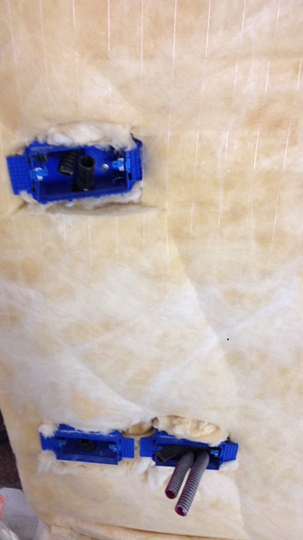 posa di scatole elettriche nella coibentazione con lana di roccia a Foligno