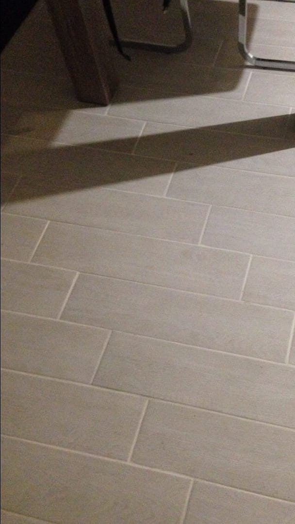 Pavimentazione sala in gres porcellanato posata a regola d'arte in Umbria