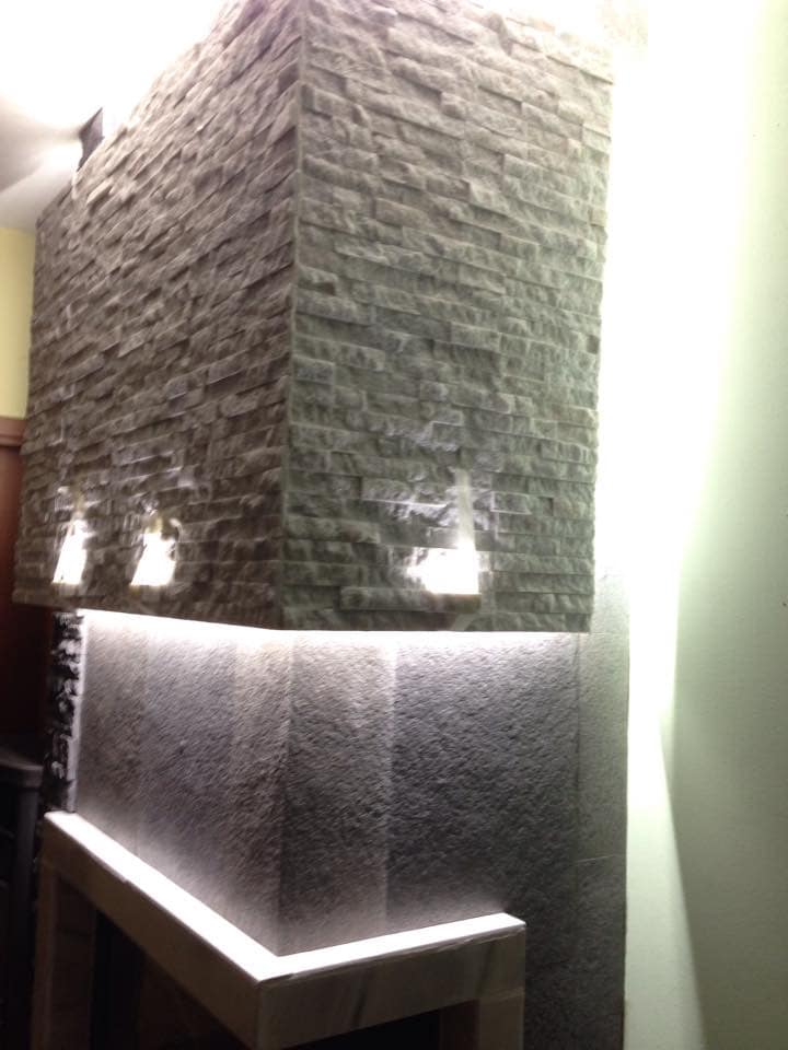 Camino rivestito con mattoncini decorativi e intercapedine con strisce led a Perugia