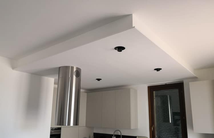 cappa con veletta in cartongesso e faretti