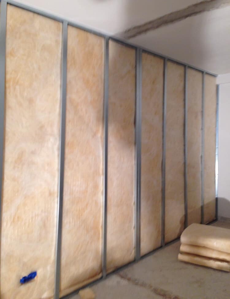 parete in lavorazione con isolamento termoacustico in lana di roccia