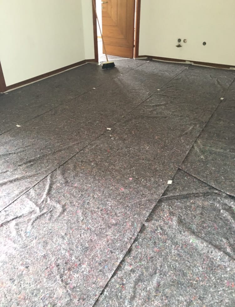 Copertura accurata pavimenti con feltro protettivo prima della tinteggiatura a Foligno