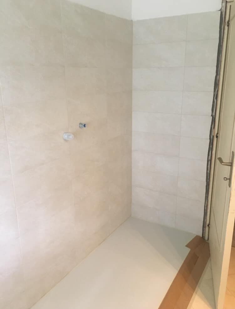 Ristrutturazione bagno con piastrelle moderne e finiture eleganti a Foligno