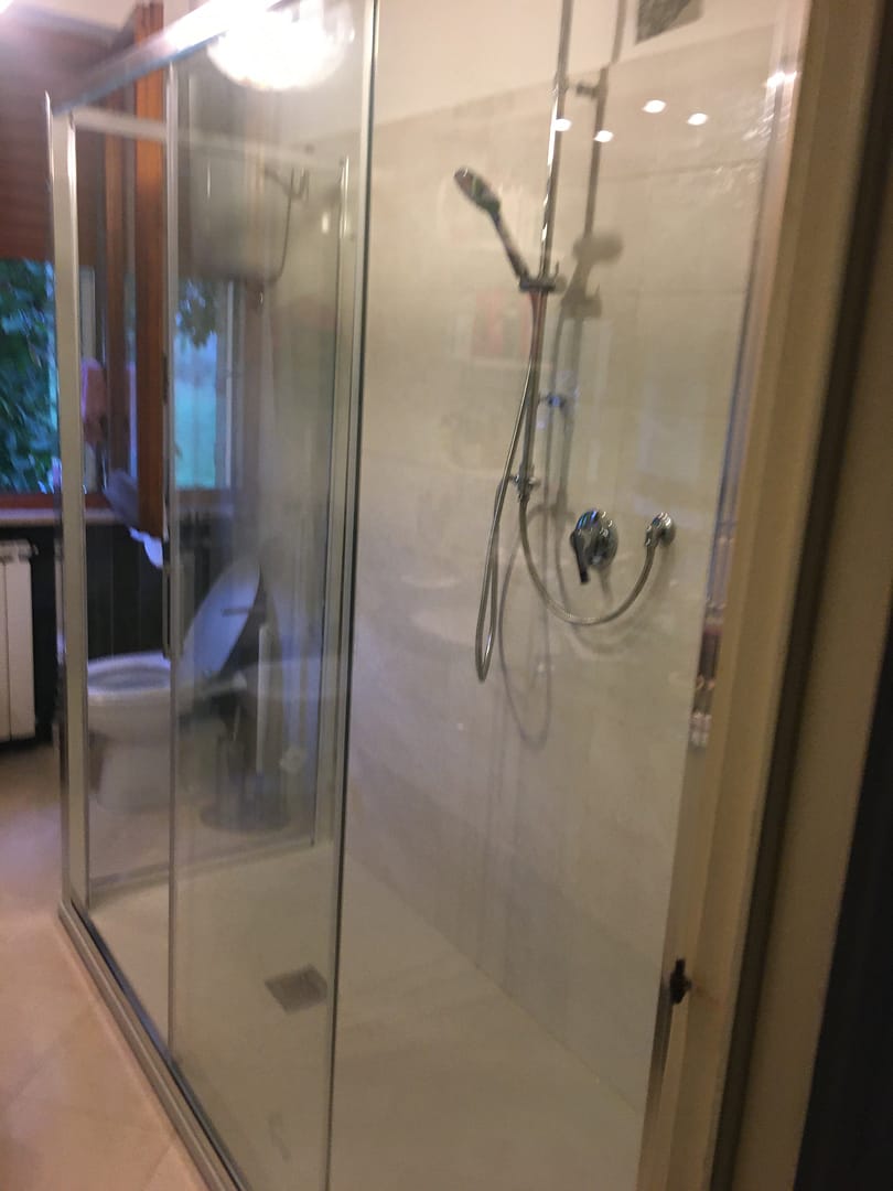 Installazione box doccia moderno e rifacimento bagno completo a Foligno