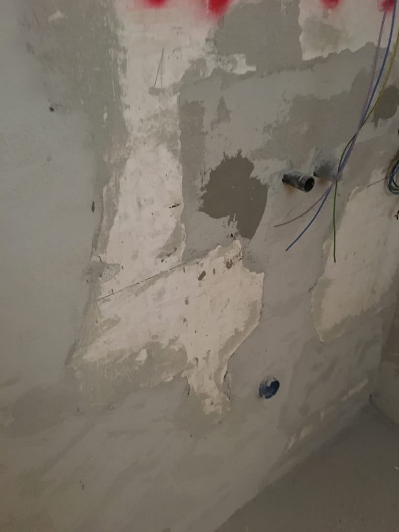 Fase di ripristino murale e preparazione supporti per ristrutturazione a Foligno