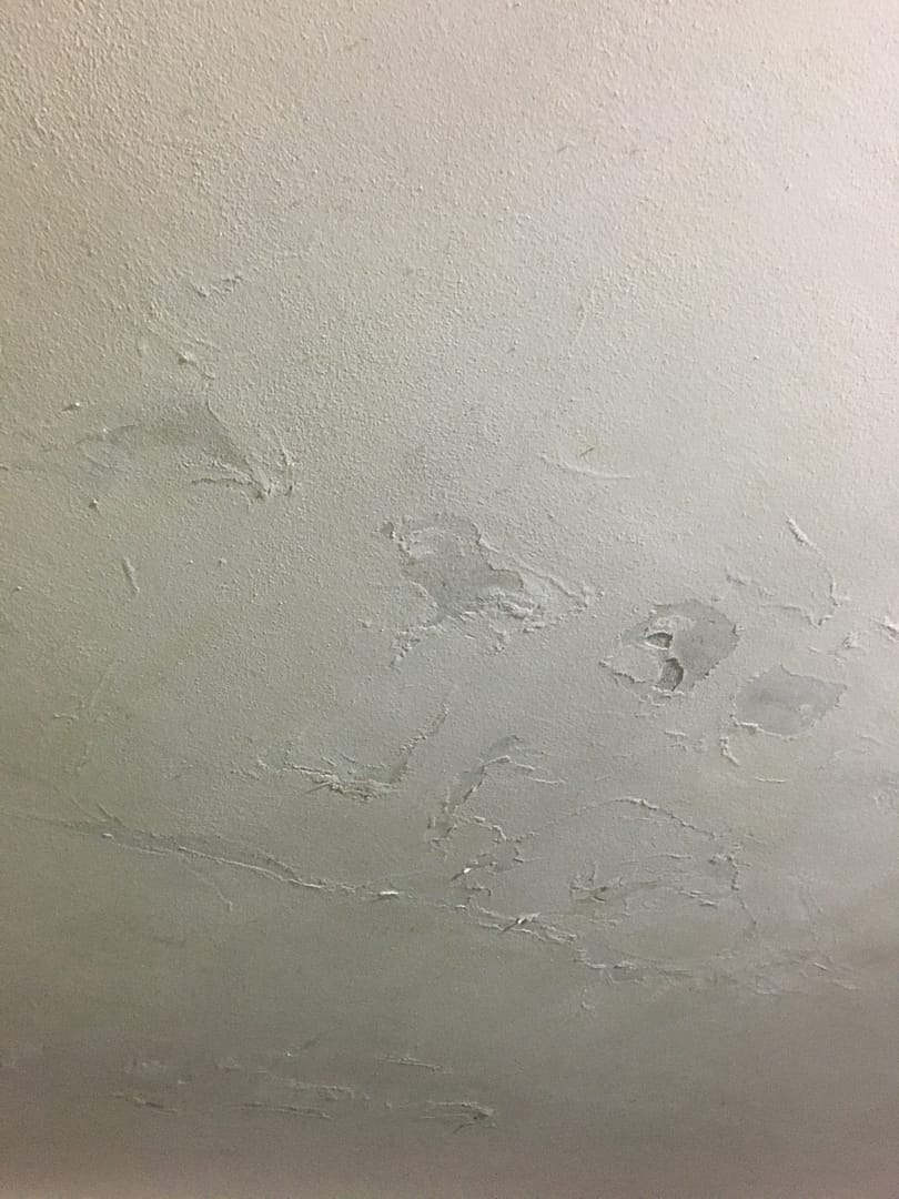 Muro interno con gravi problemi di umidità a Foligno