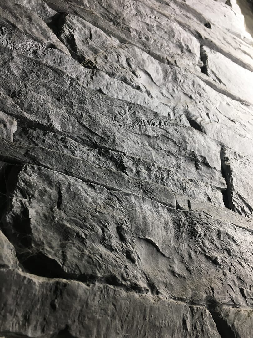 rivestimento in pietra scura moderna per pareti interne a Foligno